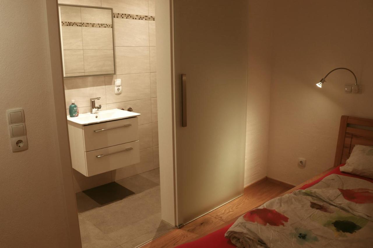 Stilvolle Wohnung Auf 50 M² Mit Parkplatz Und Wifi Kraiburg am Inn Luaran gambar